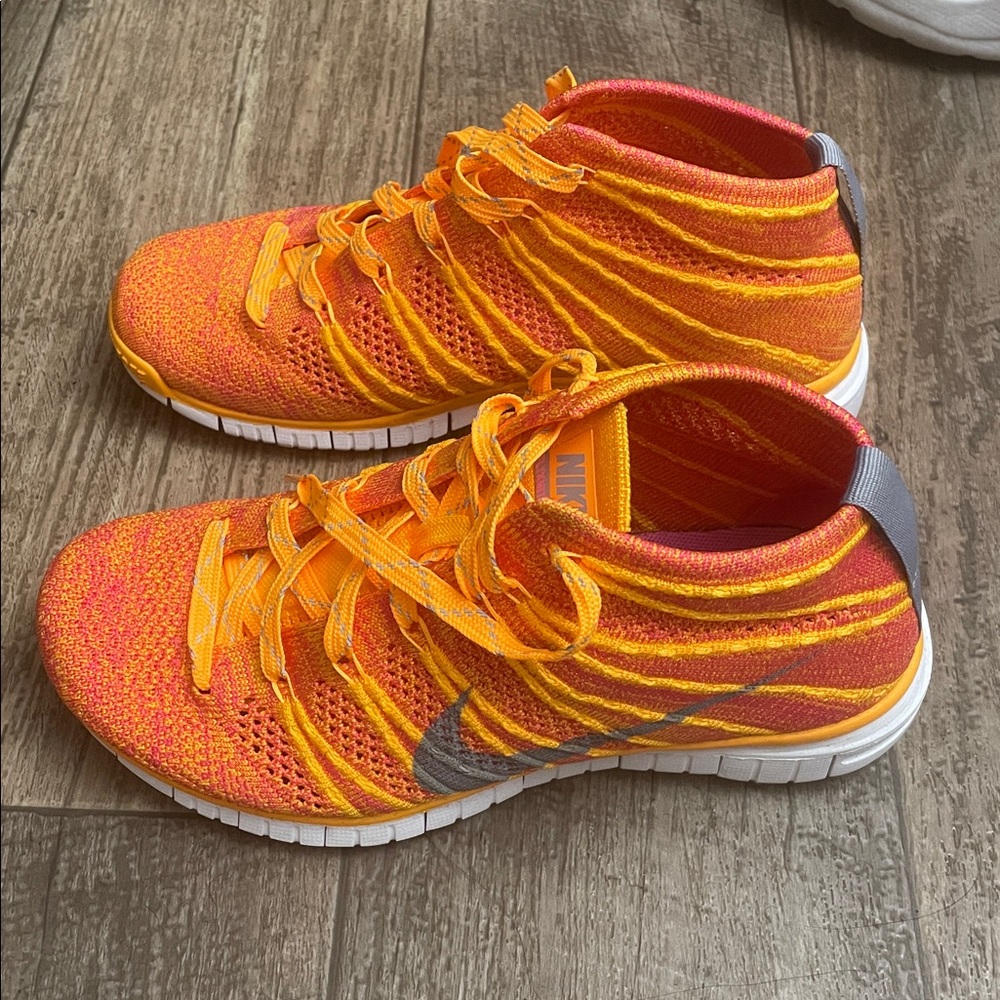 Women's Nike shoe